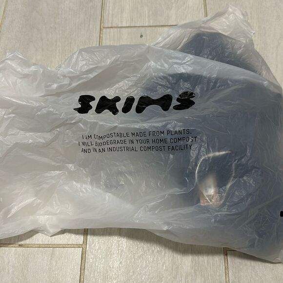 NWT skims black pointlette logo tee XL - Picture 3 of 7